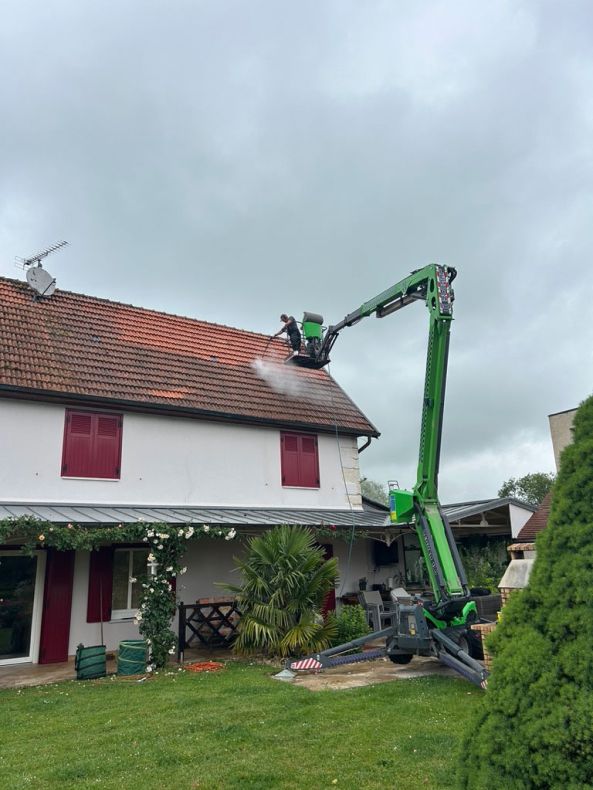 nettoyage de toiture avec nacelle araignée